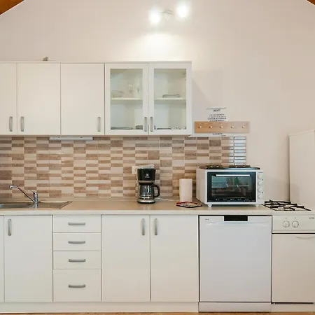 Pet Friendly In With Kitchen Škrip